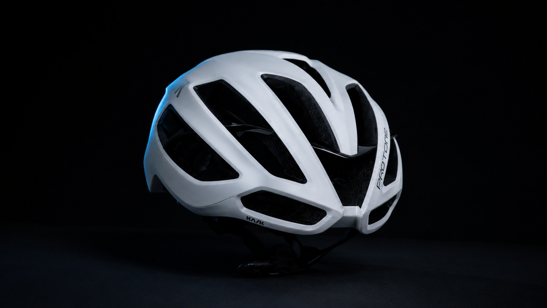 Witte KASK helm op zwarte achtergrond, zijaanzicht met ventilatieopeningen