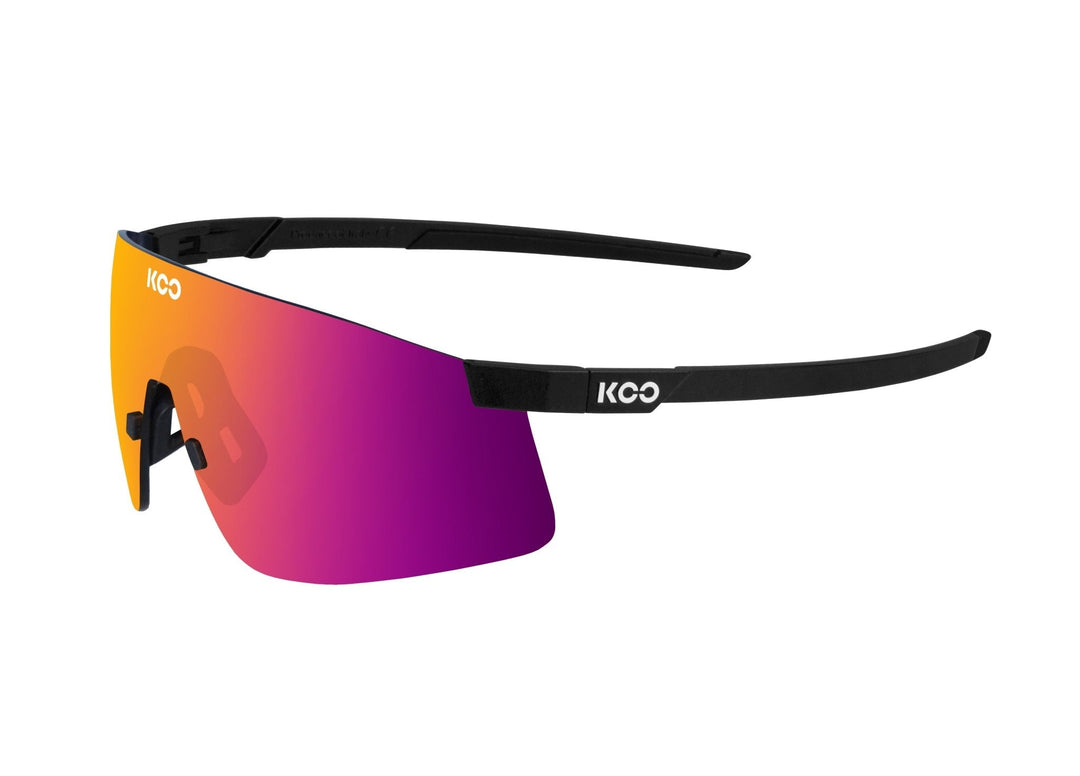 KOO Nova mat zwart met fuchsia Zeiss-spiegellens, frameloze fietsbril schuin vooraanzicht