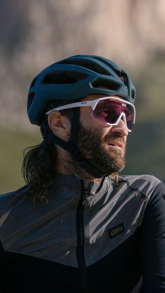 Wielrenner met KASK Protone Icon WG11 groen mat op de fiets