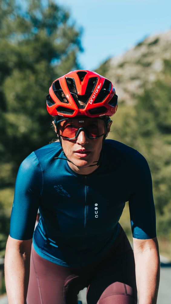 Wielrenner met KASK Protone Icon WG11 rood op de fiets