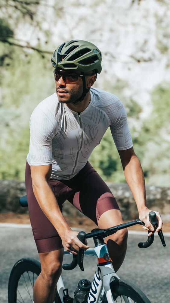 Wielrenner met KASK Protone Icon WG11 olijfgroen op de fiets