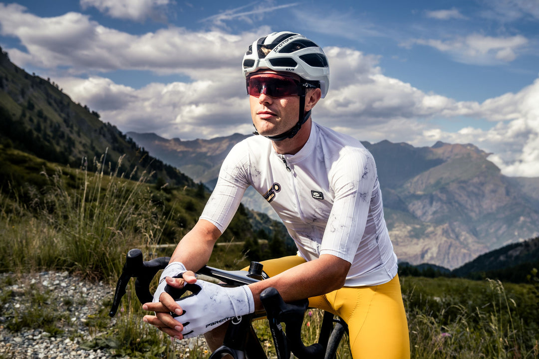 Parentini Marmo 50 INGA wit — wielrenner staand naast racefiets bergpanorama jubileum 50 jaar Parentini