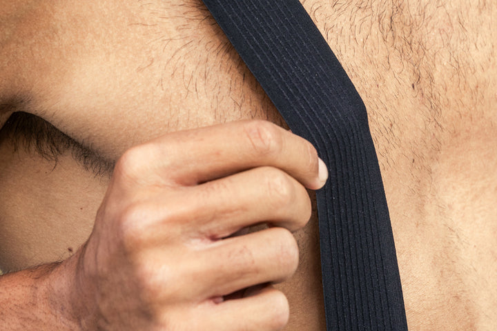 Parentini Intenso Inga — close-up van de brede bretel langs de zij, hand aan de band
