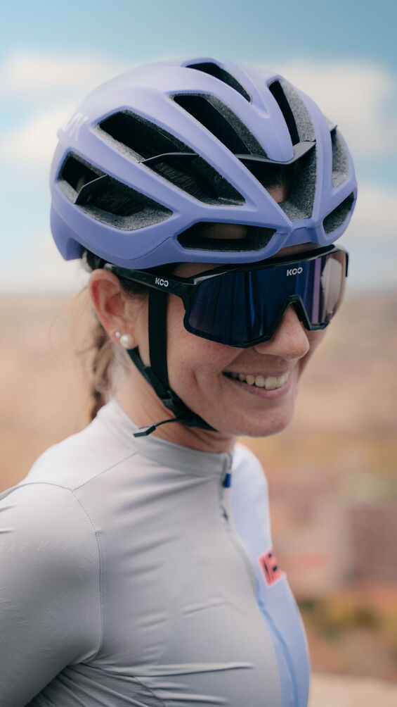 Wielrenner met KASK Protone Icon WG11 lavendel mat op de fiets