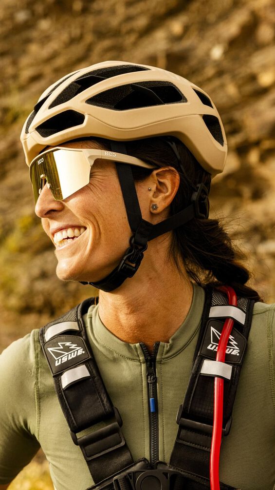 Wielrenner met KASK Protone Icon WG11 sahara mat op de fiets