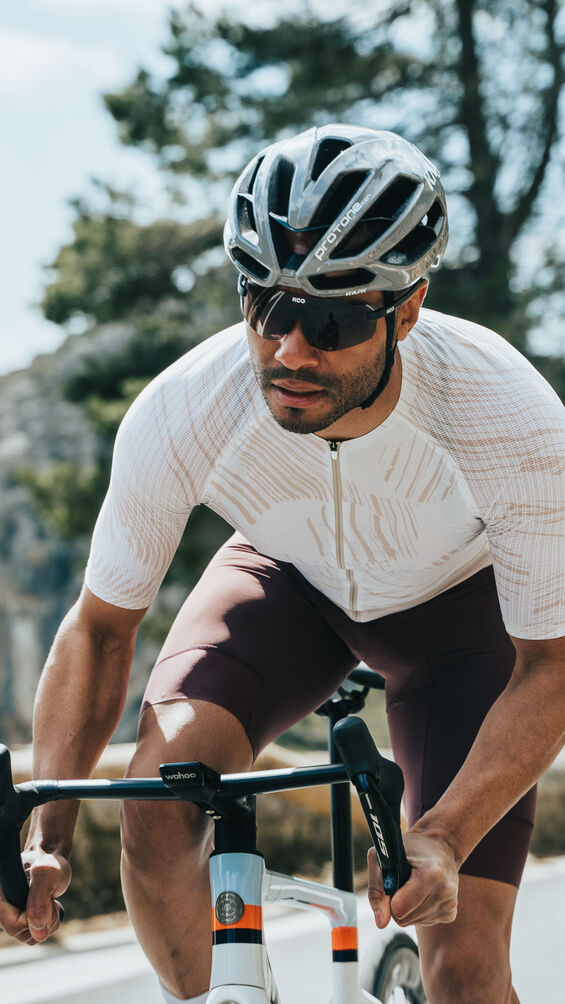 Wielrenner met KASK Protone Icon WG11 grijs op de fiets