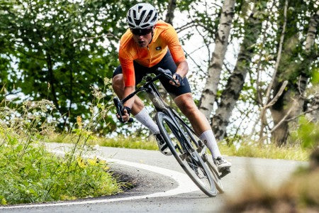 Parentini Fanta INGA oranje — wielrenner in rijpositie berglandschap geometrisch patroon zichtbaar
